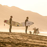 Zwei Surfer am Strand von Cofete