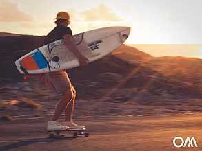 schnell zum Strand für eine surf session im Sonnenuntergang