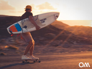 schnell zum Strand für eine surf session im Sonnenuntergang