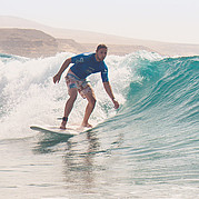 Surfer auf Fuerteventura in grüner Welle
