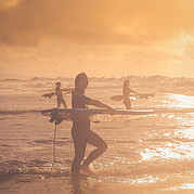 Surfkurs auf Fuerteventura im Sonnenuntergang