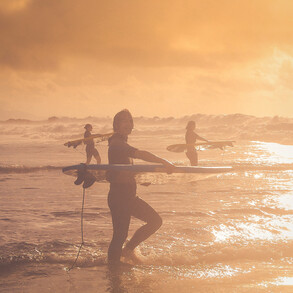 Surfkurs im Sonnenuntergang