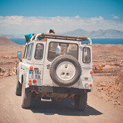 Surfcamp für Singles, Land Rover Defender am Strand