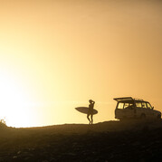 Surfen bei Sonnenaufgang