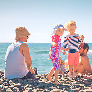 Surfcamp mit Kinderbetreuung, Eltern mit Kindern am Strand