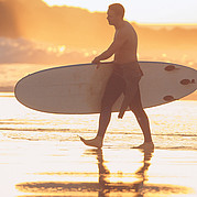 Surfen beim Sonnenuntergang