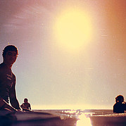 Surfer im Line Up warten auf die nächste Welle