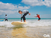 Kinder haben Spaß beim Kindersurfkurs