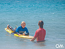 Kinder Surfkurs Fuerteventura, Surflehrer ist immer dabei