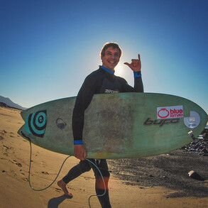 Das Surfbrett ist heil angekommen nun geht's ab in die Wellen