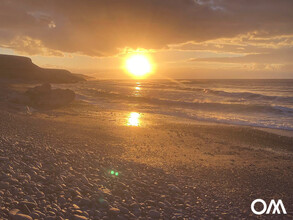 Sonnenuntergang an einem leerem Strand im Winter 2021
