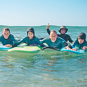 glückliche Surfer Familie