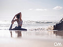 Yogapose am Strand von La Pared, Fuerteventura
