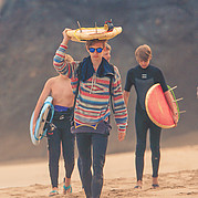 Familie am Strand auf dem Weg zum surfen