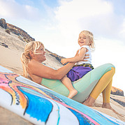 Familien Surfcamp, Mutter mit Tochter am Surfstrand