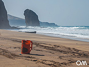rote Plastiktonne am Strand von Roque del Morro 