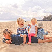 Familie mit Kids am Strand von Morro Jable