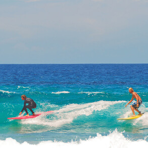 Spaß beim Surfen an den Beachbreaks im Sommer auf Fuerteventura