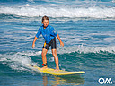 Kinder Surfkurs, Kind surft grüne Welle