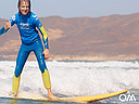 Kinder Surfkurs Fuerteventura, Kind surft Welle