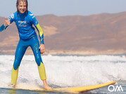 Kind surf Weißwasser-Welle