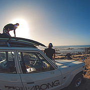 Surfbretter für den Surfkurs vom Autodach laden