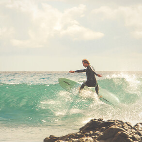 kleine saubere Wellen an einem secret surfspot im Winter auf Fuerte