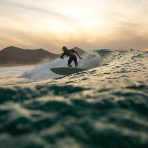 Abends surfen um den Schweiß abzuspülen