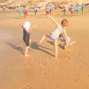 Kleinkinder und Babys mit am Strand beim Surfkurs