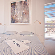 Surf Villa La Pared, großes Schlafzimmer mit Doppelbett