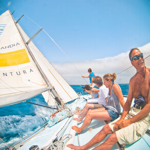 hart am Wind mit der Hochsee Regatta Yacht Fisher und Paykel am Südkap von Fuerteventura