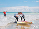 Kinder surfen Welle auf Fuerteventura