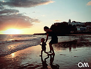 Mutter mit Kind im Sonnenuntergang am Strand von Morro Jable