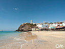 Morro Jable mit Klippe, Kirchturm, der Strandpromenade direkt am Atlantik