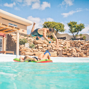 Badespaß im Pool unserer Surf Villa