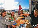 Surfcamp Teilnehmer frühstücken auf dem Balkon