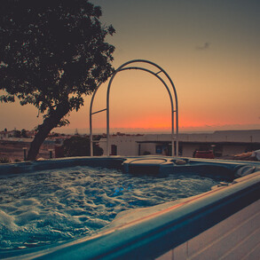 Im Whirlpool den Sonnenuntergang anschauen - das ist unser Luxus Surfcamp