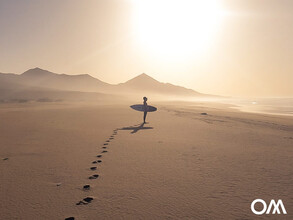 einsamer Surfer - verlassener Strand