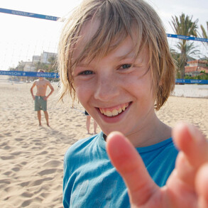 Volleyball am Strand nach dem Surfkurs