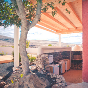 rustikale Außenküche mit Steinofen in der Villa in La Pared