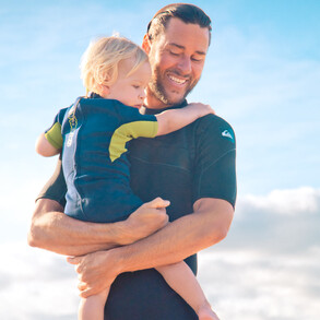 Surfer-Papa mit Sohn