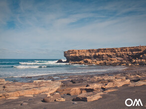 die Wellen der kleinen Bucht La Bahia in La Pared