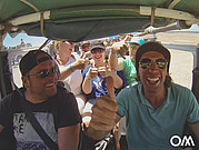 Jeep Safari Guide mit fröhlichen Teilnehmern