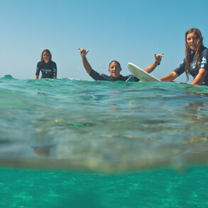 Am Strand und im Wasser beim surfen muss keine Maske getragen werden